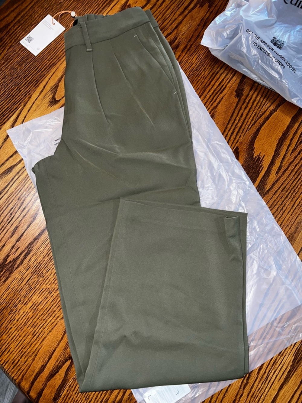 NWT 💚 QUINCE Olive Stretch Crepe Pleated Wide Leg Pants; Size 6, 30L - Picture 16 of 16